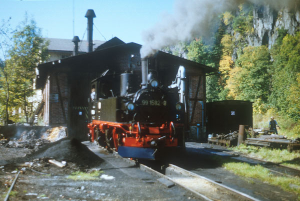 99 1582 vor Lokschuppen Wolkenstein