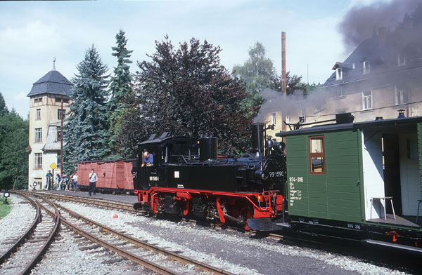 99 1590 mit Güterzug in Schlössel