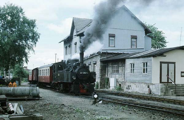 99 5902 vor dem Bahnhofsgebäude in Gernrode