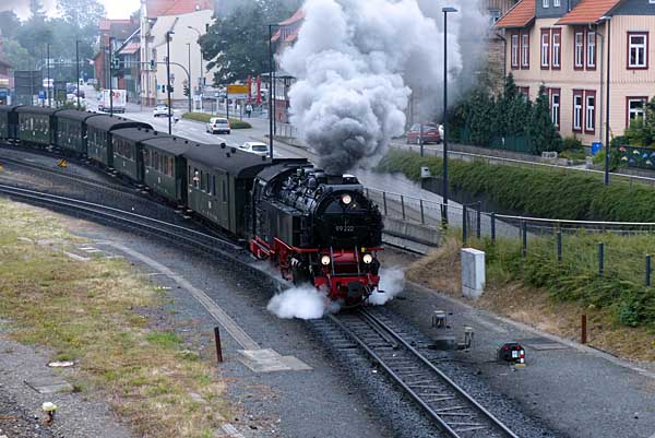 99 222 mit historischem Zug in Wernigerode