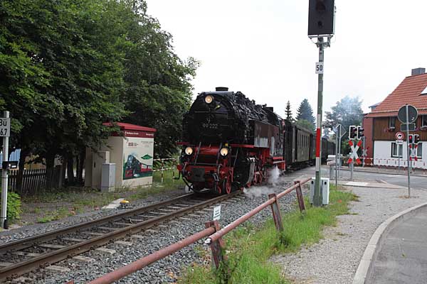 99 222 mit historischem Zug in Wernigerode