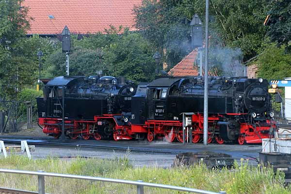 997237 und 99 6001 im Bw Wernigerode