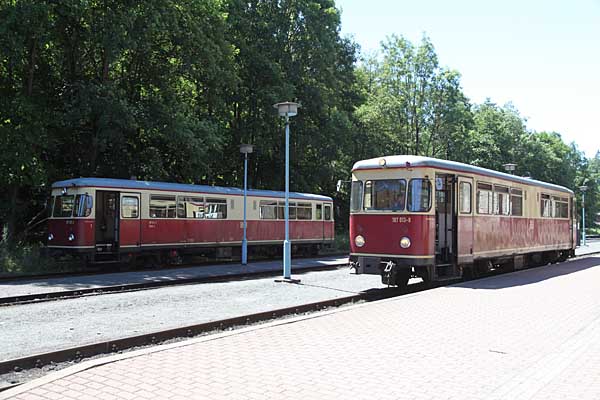 Triebwagen im Bahnhof Alexisbad