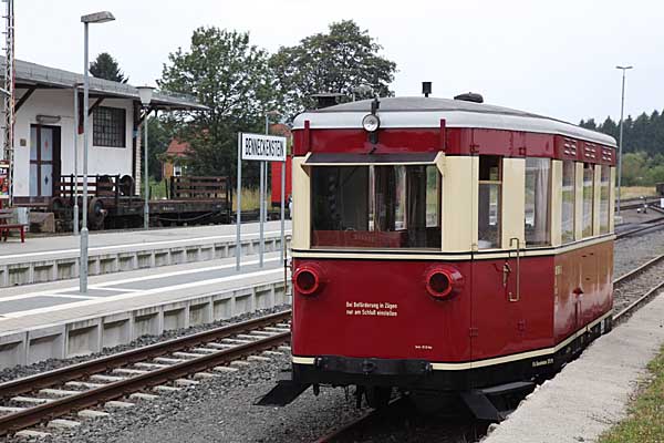 Bahnhof Benneckenstein mit historischem GHE-Triebwagen