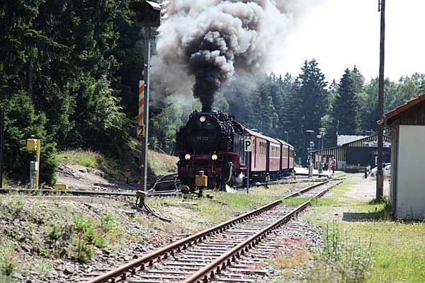 99 222 fährt aus dem Bahnhof Schierke aus