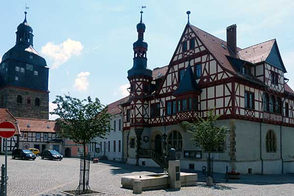 Harzgerode - Marktplatz mit Kirche und Rathaus